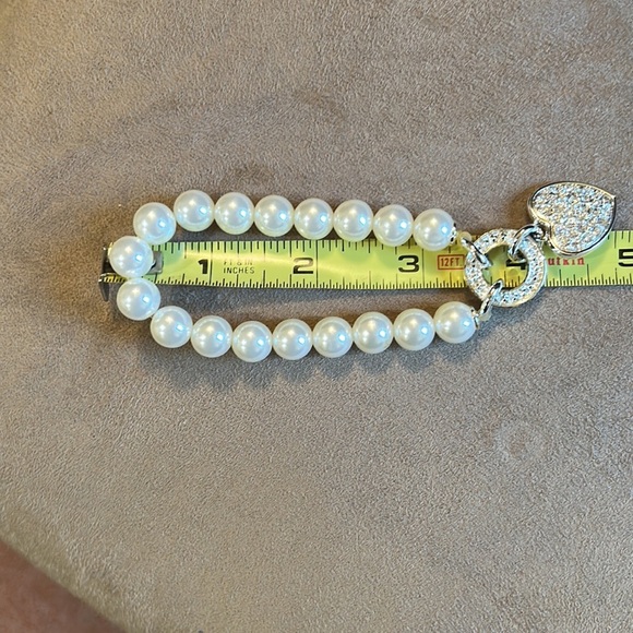 Pearl and crystal heart elastic bracelet. EUC - Picture 4 of 4